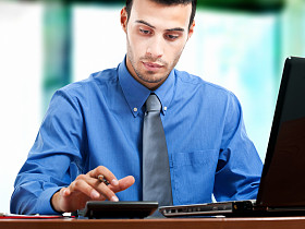 使用计算器的商人图片