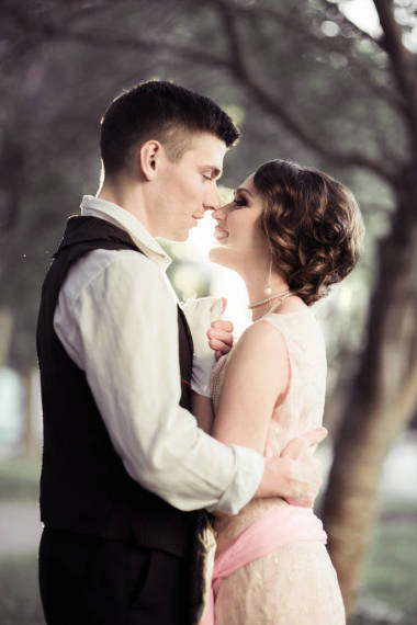 一个女孩和一个年轻人在一起, 沟通, 笑, 一对恋人在服装 30, 复古照片