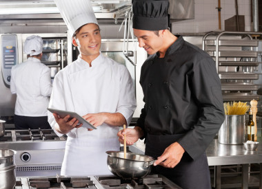 協(xié)助同事在準(zhǔn)備食物的男廚師