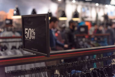 在美國(guó)德克薩斯州的一家戶(hù)外百貨商店里，紅色標(biāo)簽的商品打五折。黑色星期五和假日季銷(xiāo)售大幅下降的概念