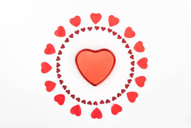 心形礼物盒的顶部视图, 周围环绕着红色的心符号, 孤立在白色, 圣情人节的概念