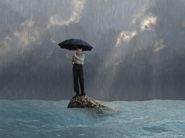一把傘在洪水中的男人圖片