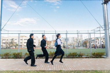 yung 日本學(xué)生與校服結(jié)合戶外-亞洲青少年團(tuán)體有樂趣