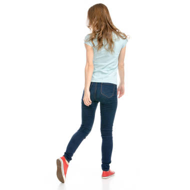 美麗的女人走著表現(xiàn)出積極的情感快樂