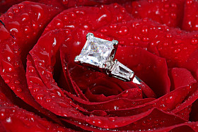 玫瑰白色黄金钻石戒指