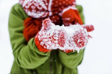 孩子與紅色手套吹白雪