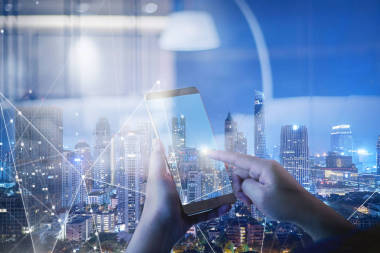 未知的手在數(shù)字工作與智能城市背景, iot, 二進(jìn)制, 軟件程序和5g 技術(shù) 