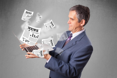 中間歲的商人持有筆記本和閱讀炎暴發(fā)