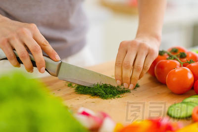 女人切新鮮豬油時的衣物
