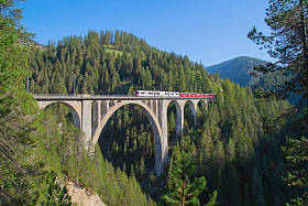 著名的 Wiesener 高架桥在火车线达沃斯-Filisur 在瑞士阿尔卑斯