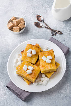 盘子里有一块美味的南瓜派, 上面有棉花糖和坚果