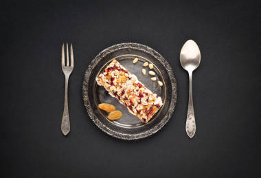 金屬古董板, 勺子和叉子, 在黑色背景