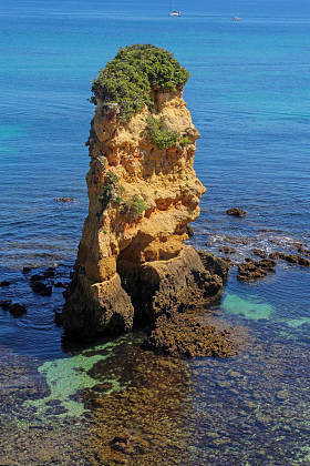 葡萄牙阿尔加维拉各斯的多纳安娜海滩上的岩