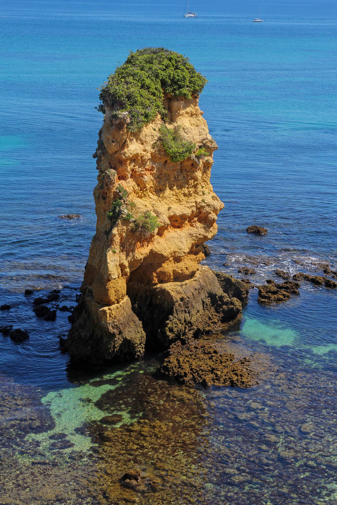 葡萄牙阿尔加维拉各斯的多纳安娜海滩上的岩