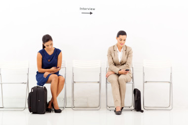 申請(qǐng)人玩他們的手機(jī)在面試前圖片