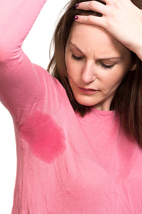 女人腋窝下出汗很严重照片