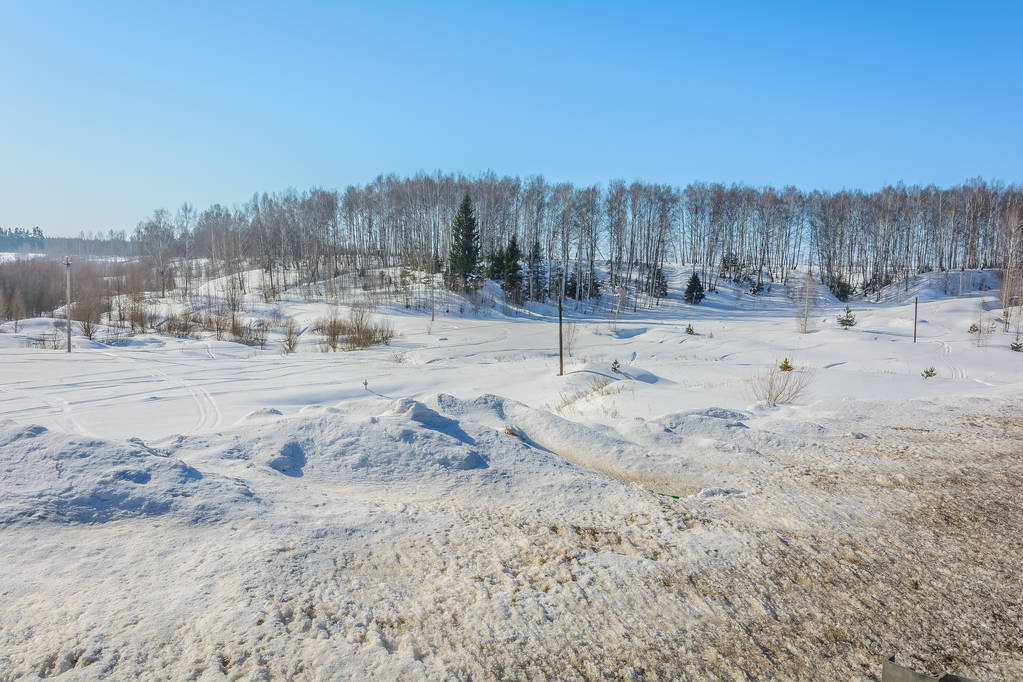 冬天森林附近的雪山图片