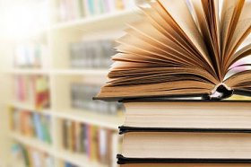书籍、教育和学习背景的堆栈图片