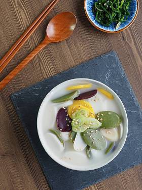 韩国食品米糕汤、tteokguk、Slicedrice cakesoup