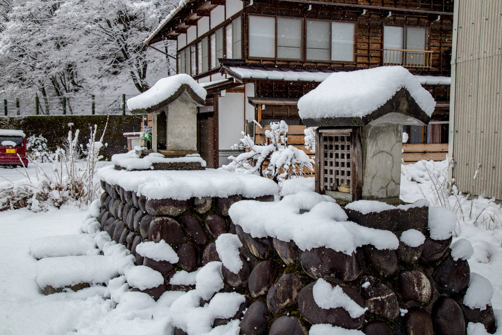 日本Gifu冬季Shirakawa-go村，包括传统的House Gassho风格和教科文组织世界遗产之
