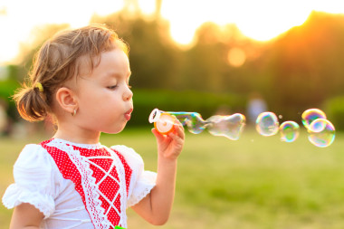 儿童吹肥皂泡泡.照片