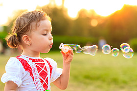 儿童吹肥皂泡泡.照片
