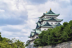 日本城堡在名古屋。夏天的日子。著名的日本城堡与绿色屋顶
