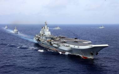 4月18日，在西太平洋舉行的聯(lián)合軍演中，兩架殲-15戰(zhàn)斗機(jī)、多艘驅(qū)逐艦、多艘護(hù)衛(wèi)艦從遼寧艦上起飛