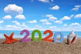 2020号和海贝壳与海星在沙滩上。新年快乐和暑假概念