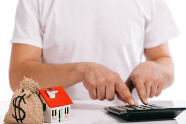 部分觀點(diǎn)人計(jì)算附近的金錢袋子和房子模型查出在白色, 抵押概念