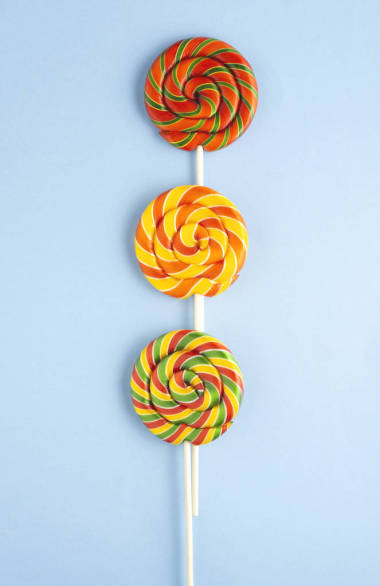 藍色背景上的棒棒糖的創(chuàng)意概念照片