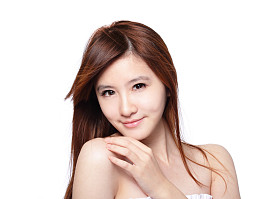 美丽的女人有清洁皮肤和长毛