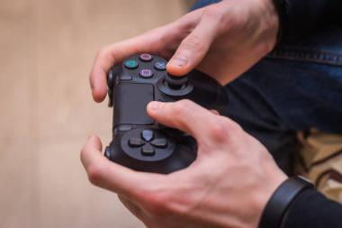 游戏玩电视乐趣游戏玩家游戏板家伙控制器视频控制台玩玩玩的游戏享受视图概念-股票图像