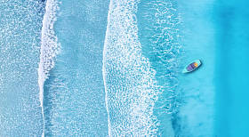 海滩和波浪从顶部看法。绿松石水背景从顶部视图。夏季海景从空气。从无人机的最高视图。旅游理念与理念