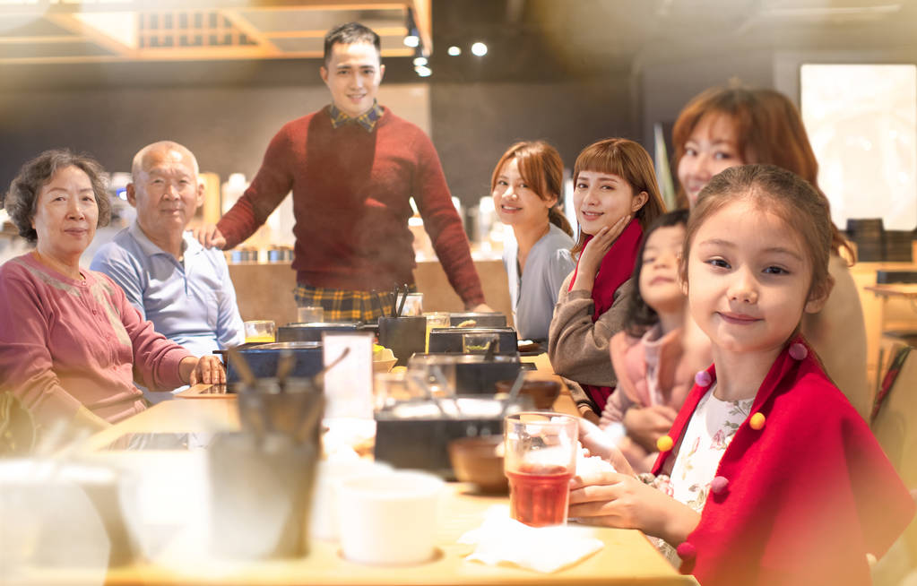 快乐的亚洲家庭共进晚餐, 庆祝中国新年