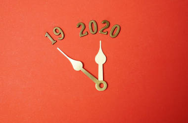 新的一年2020年和2019年在木鐘面。2019年底。2020年新年快樂。假日時間背景。e