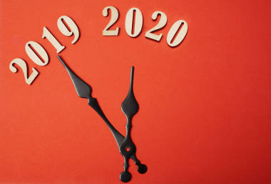 新的一年2020年和2019年在木鐘面。2019年底。2020年新年快樂。假日時間背景。e