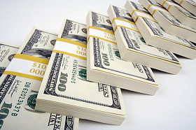 一百美元的钞票叠叠照片