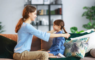 幸福的愛的家庭, 母親和孩子的女兒擁抱在霍姆