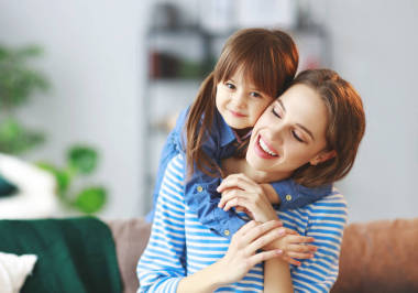 幸福的愛的家庭, 母親和孩子的女兒擁抱在霍姆