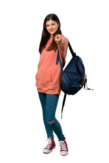 一个穿着运动衫和背包的少年女孩的全长照片用自信的表情指着你