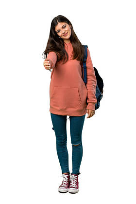 一个穿着运动衫和背包的少年女孩的全长照片, 为了完成一笔好交易