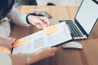 商務(wù)團(tuán)隊在設(shè)計理念的會議上共同努力?，F(xiàn)代企業(yè)的概念。復(fù)古色調(diào)