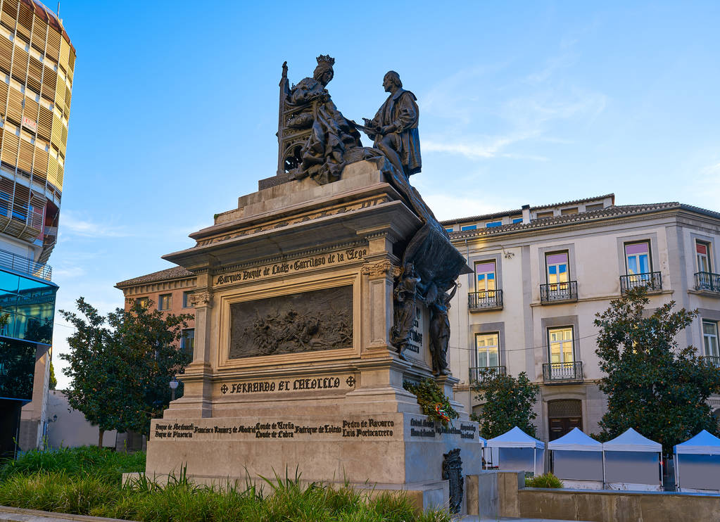 Statue of Spanish Reyes Catolicos, monument to The Spanish Catholic king in Granada, Andalusia Statue of Spanish Reyes Catolicos, monument to The Spanish Catholic king in Granada, Andalusia