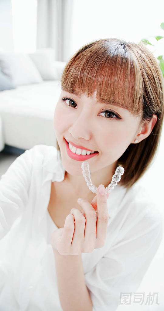 美容婦女自拍與健康的牙齒和無形的支撐