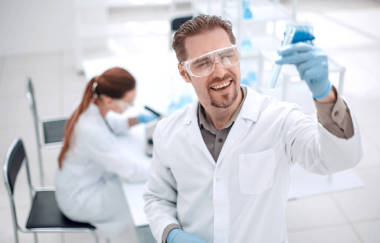 成功的科学家检查考试结果