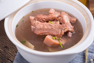 豬肉蓮花在一個白色的鍋