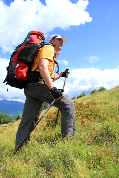 在山中徒步旅行的夏天.图片