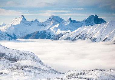 白雪皚皚的阿爾卑斯山在霧中的高山