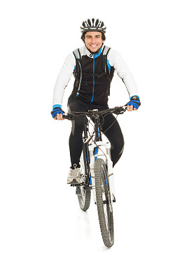 踏单车的年轻男子和他的自行车